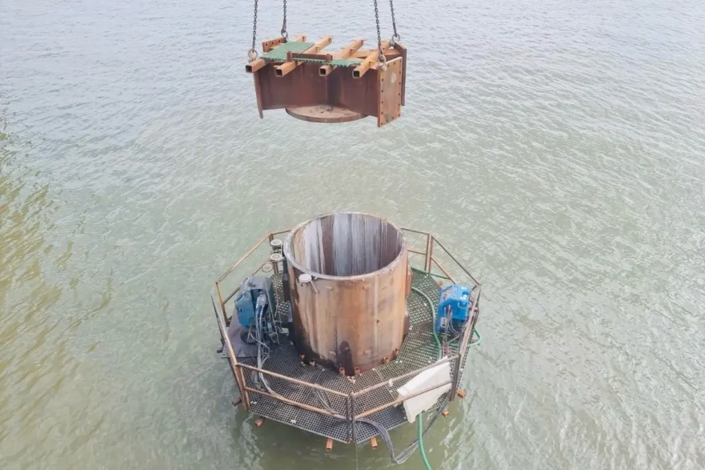 Bespoke project - underwater mooring dolphin removal