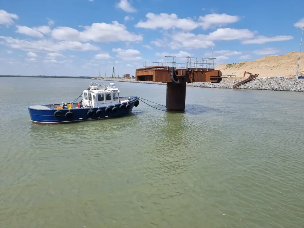 Bespoke project - underwater mooring dolphin removal